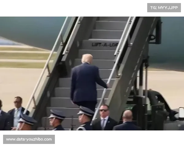 特朗普被嘘时表情凝重,中场讲话音量提高对抗干扰 特朗普被嘘时表情凝重,中场讲话音量提高对抗干扰