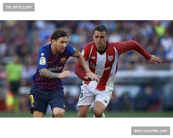 终场哨响，老将帕耶被梅斯球员团团围住交换球衣